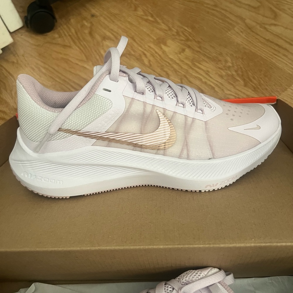 Brand new woman’s Nike shoes with box size 6.5 - Picture 2 of 4